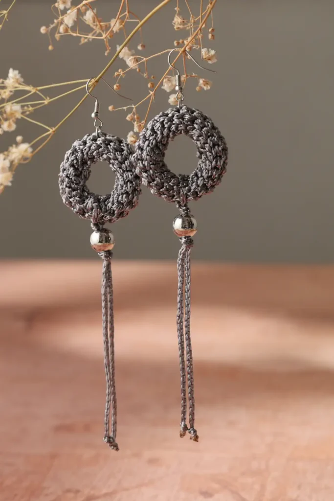 Pendientes color gris con perlas fantasía grises