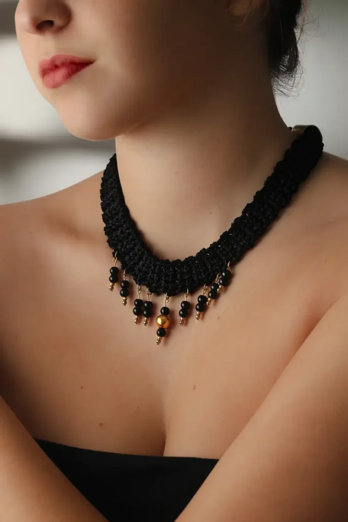 Collar con perlitas fantasía negras colgantes