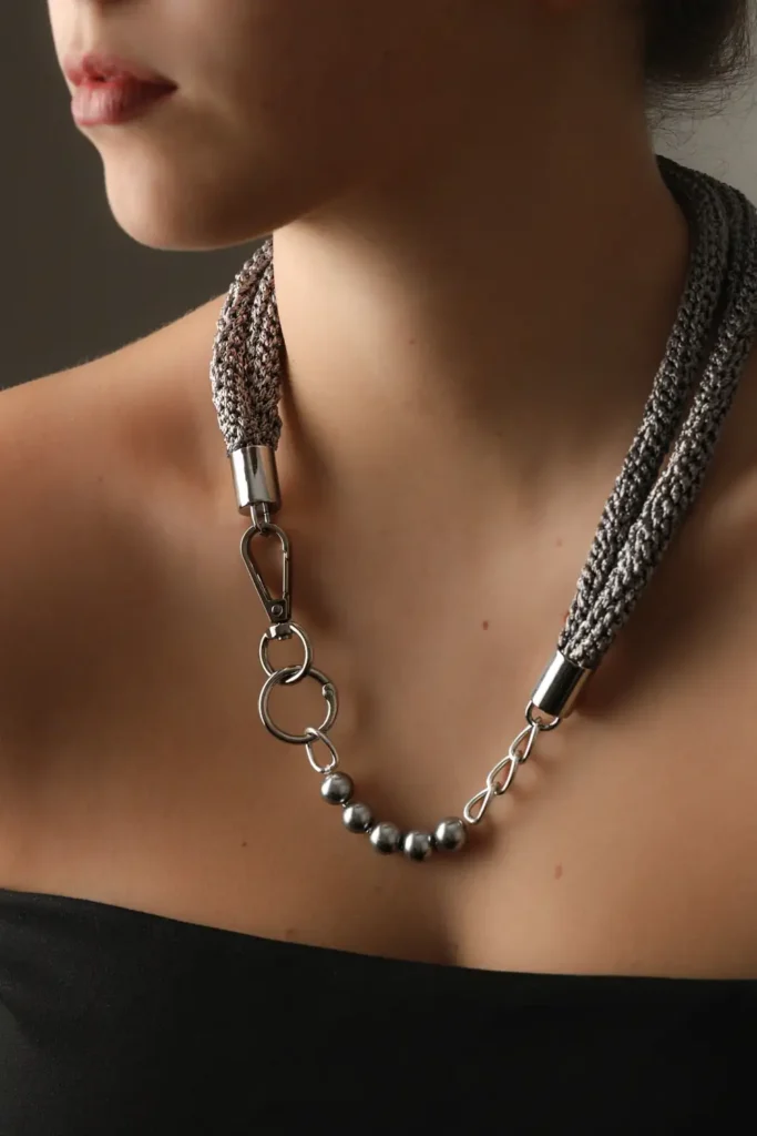 Collar doble, largo medio, en seda viscosa