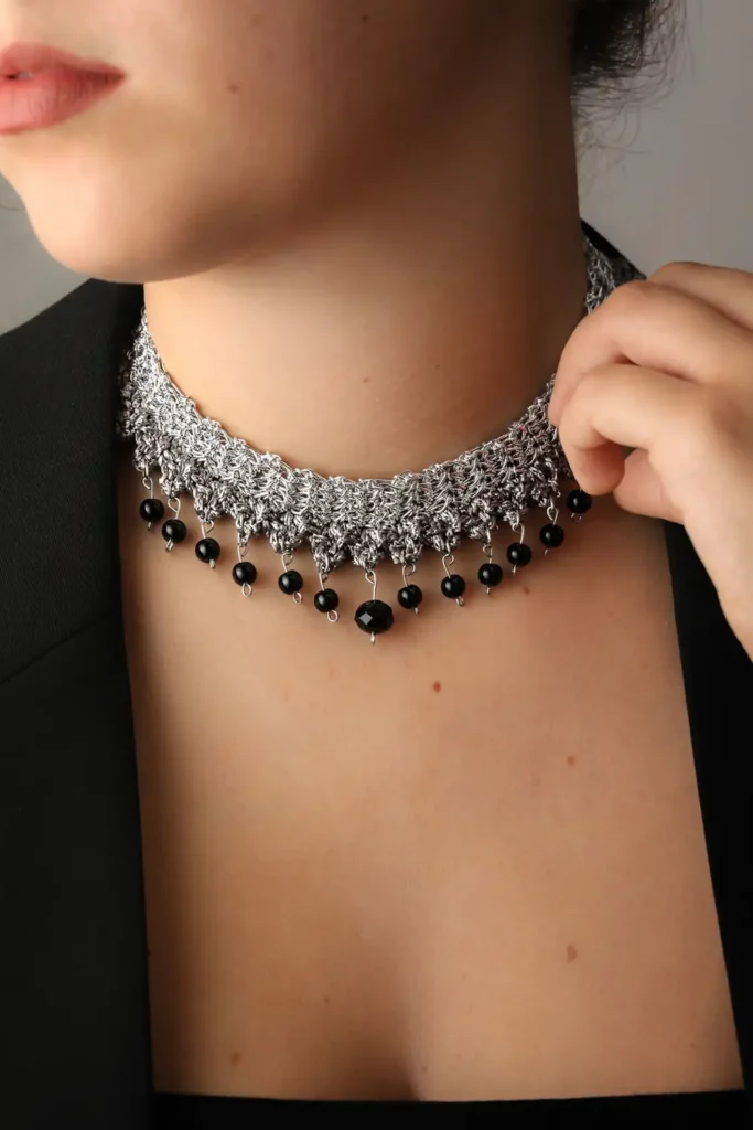 Gargantilla hilo metalizado color plata y seda viscosa con perlas fantasía colgantes