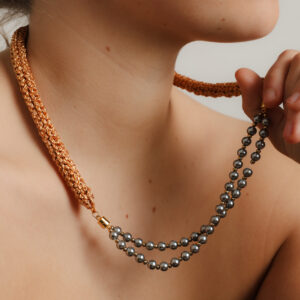 Collar color maiz, con perlas